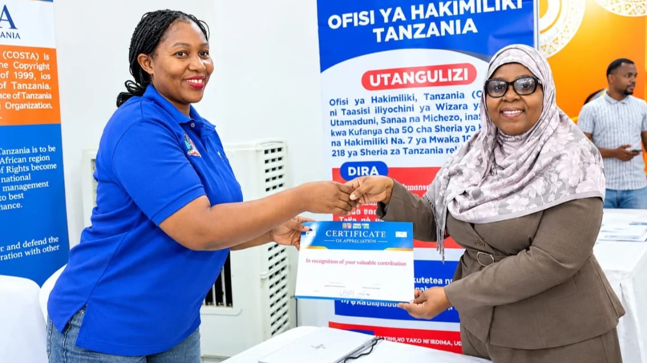 COSOTA YAKABIDHIWA CHETI CHA USHIRIKI WA MAONYESHO YA VITABU